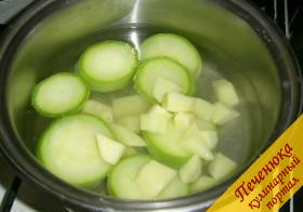 3) Сложить овощи в кастрюлю, залить холодной водой и поставить на умеренный огонь вариться. После закипания овощи слегка посолить и продолжать варить еще примерно полчаса, пока овощи станут мягкими.