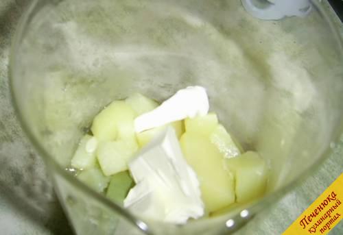 5) Сваренные овощи выложить в чашу для блендера, добавить к ним сливочное масло и измельчить блендером. Наше кабачковое пюре готово. Приятного аппетита!