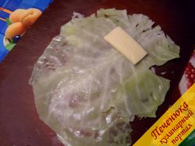 3) Отбить жесткие прожилки и складки листьев молоточком, в основание листа положить кусочек сыра и свернуть наподобие фаршированных блинов.