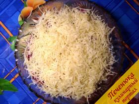 5) Покрыть свеклу слоем тертого сыра. Смазывать майонезом этот слой не нужно. Свекла всегда достаточно сочная, поэтому сыр впитает излишнюю жидкость.