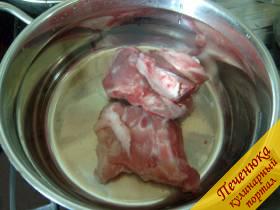 1) Сварить бульон на мясных косточках. Когда бульон будет готов, мясо отделить от костей, порезать и положить в кастрюлю.