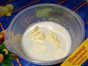 3) Масло или маргарин подержать при комнатной температуре до появления очень мягкой консистенции, добавить в сахарно-яичную массу и смешать до однородности.