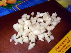 5) Картофель очистить, нарезать кубиками.