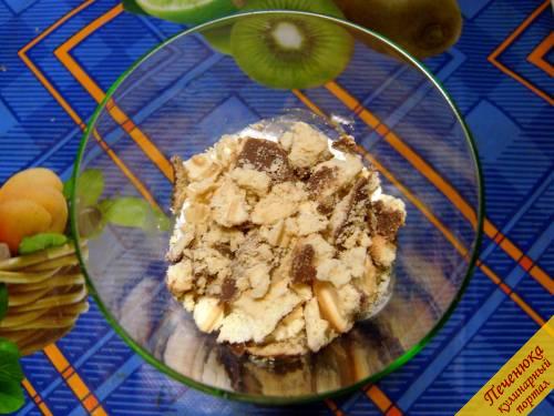 6) Посыпать мороженое кусочками печенья (взять половину порции) и на печенье снова положить мороженое. Повторить все слои сначала, закончив мороженым.