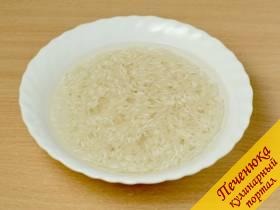 1) Рис залить теплой водой и оставить на столе, чтобы он набух. Самые красивые «иголки» получаются из риса басмати, но можно взять любой длиннозерный рис.