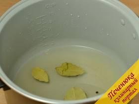 4) Налить воду в чашу мультиварки, посолить, добавить лавровый лист и перец горошком. Можно по желанию добавить и другие специи для аромата.