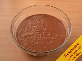 6) Просеять муку и какао, добавляя вперемешку, замесить тесто, как на оладьи.