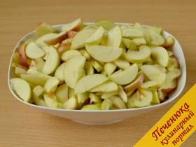 1) Нарезать вымытые яблоки дольками, удалив семечки.