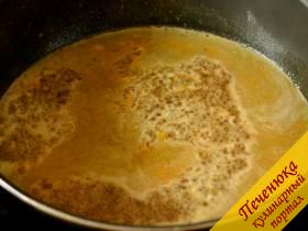 3) Растопить сливочное масло в глубокой сковороде, влить апельсиновый сок и цедру, добавить коричневый сахар и довести до состояния сиропа.