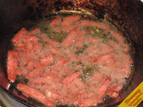3) Нарезанную колбасу слегка обжарить на предварительно раскаленном растительном масле.