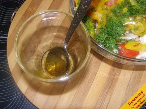 10) Далее соус: смешать оливковое масло, бальзамический уксус, соль и черный молотый перец. Заправить салат этим соусом.