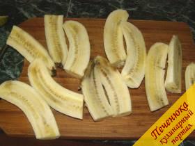 4) Бананы очистить, разрезать пополам, а затем каждую половину разрезать вдоль. 