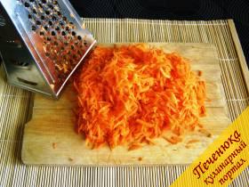 5) Морковь натереть на терке.  