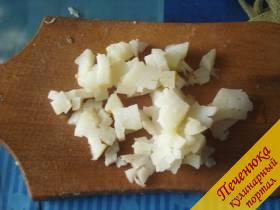 2) Мелко порезать картофель.