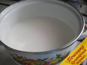1) На два стакана молоко добавить полстакана воды. Вскипятить.