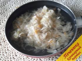 2) Поместить капусту в сковороду, добавить к ней ложку томатной пасты и тушить до готовности 1-1,5 часа.