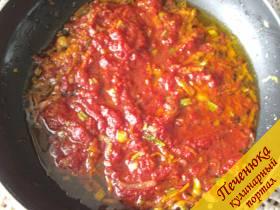 8) В пассеровку добавим 1-2 ст. ложки томатной пасты.