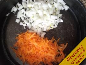 4) Лук и морковь нарезаем мелко и поджариваем на растительном масле.