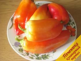 1) Болгарский перец помоем, удалим плодоножки, извлечем семена. Для консервации лучше брать перец сочных сортов.