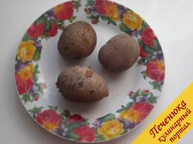 1) Клубни картофеля хорошо вымоем и отварим до готовности в кожуре. Следим, чтобы картофель не разварился.