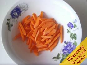 2) Морковь нарежем тоненькими брусочками.
