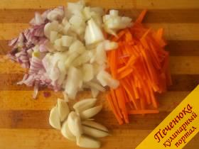 1) Подготовим ингредиенты: лук, морковь, чеснок. У меня лук двух видов – ялтинский фиолетовый и обычный репчатый. Морковь нарежем тонкой соломкой, чеснок – на половинки или 4 части.