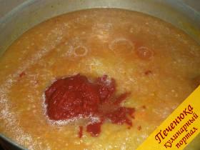 4) Добавить соус и томатную пасту, хорошо перемешать и варить еще 40 минут
