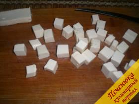 4) Плавленый сырок положить на полчаса в морозилку. После аккуратно порезать кубиками. Размер кубиков всех ингредиентов должен быть примерно одинаковым.