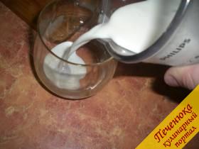 5) Сначала в охлажденный стакан или бокал наливается взбитое с мороженым молоко.