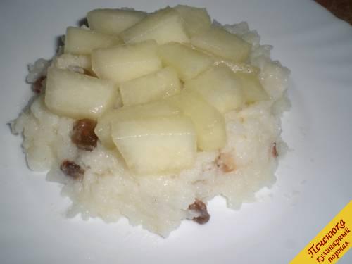 7) На тарелку выложить первый слой риса. На него щедрым слоем выкладывается порезанная дыня.