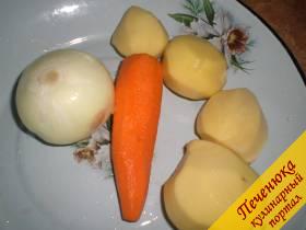 2) Подготовить все необходимые для супа овощи. Очистить и порезать картофель кубиками средней величины, лук – кубиками. Морковь очистить от кожицы и помыть.