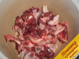 1) Баранье мясо порезать небольшими кусочками. Лой (жир) не срезать. 