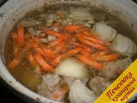 6) Как только картофель сварится до полуготовности, добавить морковь. Морковку нужно порезать длинными брусками. Варим минут 15.