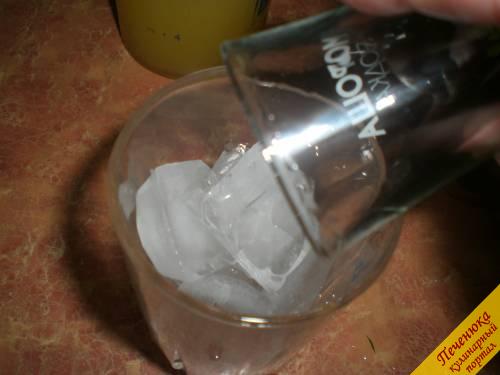 4) Далее нужно все делать очень быстро. В стакан со льдом влить водку.