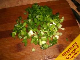 4) Мелко порезать зеленый лук. Добавить его в салат.
