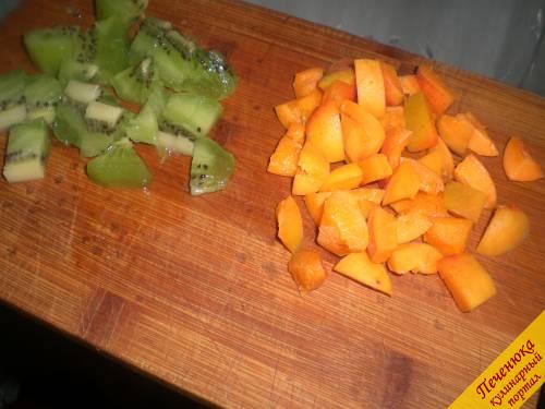 5) Теперь пришел черед фруктов. Киви и абрикос порезать небольшими кубиками. В салат они добавляются в последнюю очередь, непосредственно перед подачей на стол. 
