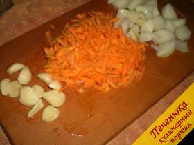3) Пока варится бульон, займемся овощами. Подготовить необходимо чеснок, лук (порезать крупными кубиками) и морковь (обычно ее режут крупными брусками, мне нравится измельчать при помощи терки).