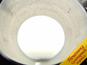 1) Ставим молоко в железной кастрюльке греться. До кипения не доводим.