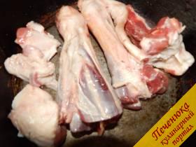 2) Теперь следует баранье мясо обжарить слегка на сковороде (не смазывать жаровню).