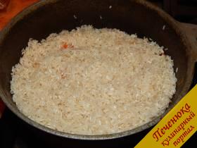 4) Отмерить норму риса (длинного), промыть несколько раз и выложить слоем на морковь. 