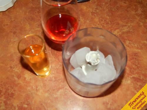5) В шейкер или блендер поместить колотый лед. Сюда же вливаем норму клубничного ликера, текилу и сок лимона. 
