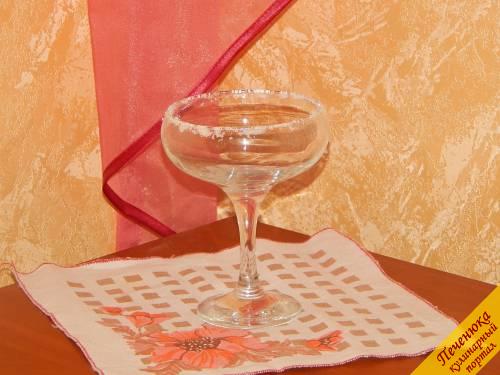 6) Края бокала для коктейля Маргарита обычно покрывают солью. Для этого смочите сначала его в лимонном соке, а после опустите на тарелку с солью, надавив. Такой вот получится результат. 
