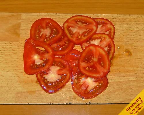 8) Тем временем помидоры помыть и нарезать кружочками.
