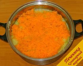 3) Взять морковь и очистить от кожуры, потом ее надо натереть на самой мелкой терке и отправить к кабачкам.