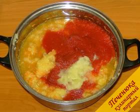 4) Репчатый лук и болгарский перец очистить и измельчить с помощью блендера или мясорубки, добавить к общей массе. Также в кастрюлю отправить томатный сок.