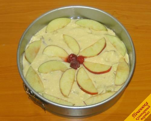 8) Форму для выпекания смазываем растопленным сливочным маслом. Выкладываем тесто и сверху украшаем оставшимися кусочками яблок.