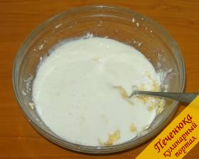 5) Добавить в кефир чайную ложку соды, перемешать. Всыпаем ванильный сахар.