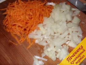 1) Очистить морковь от кожуры, вымыть и натереть на крупной терке. Освободить от шелухи лук, вымыть и мелко нарезать. Морковь и лук слегка обжарить на сливочном масле, а затем накрыть крышкой сковороду и тушить почти до готовности.