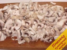2) Пока обжаривается лук, грибы хорошо промыть и мелко порезать. Когда лук начнет подрумяниваться, отправить грибы на сковороду к луку.