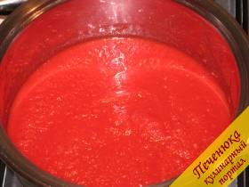3) После того как жидкость стечет вооружившись ложкой необходимо хорошенько перетереть томат через сито. Получается очень густой пюреобразный томатный сок.